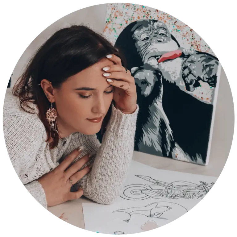 Artiste peintre devant ses tableaux et dessins