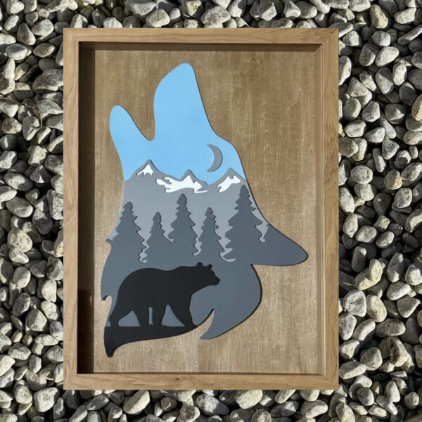 Décoration murale en bois représentant un loup avec montagnes et forêt. Une œuvre naturelle et sauvage pour sublimer votre intérieur.
